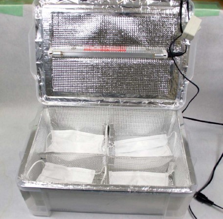 マスク用滅菌ボックスは4枚同時処理用と，シングル用の2種類を開発したという