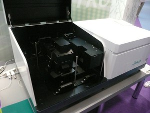 写真2　日本分光の大型試料室を設けた紫外可視近赤外分光光度計