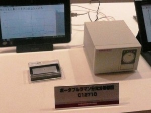 写真4　浜松ホトニクスが開発したポータブルラマン分光装置。写真左のケースに入っているのが，SERS基板