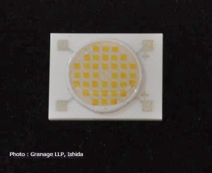 写真11　台湾Everlight社のPECフリップチップ技術とCOB技術をミックスさせた製品。12×15×1 mmで125 lm/W（Warm White），150 lm/W（Cool White）の製品を揃える。（撮影：Granage LLP）
