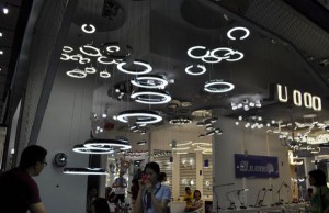 「Light+Building 2014」のデザインを受けた照明器具が並ぶ