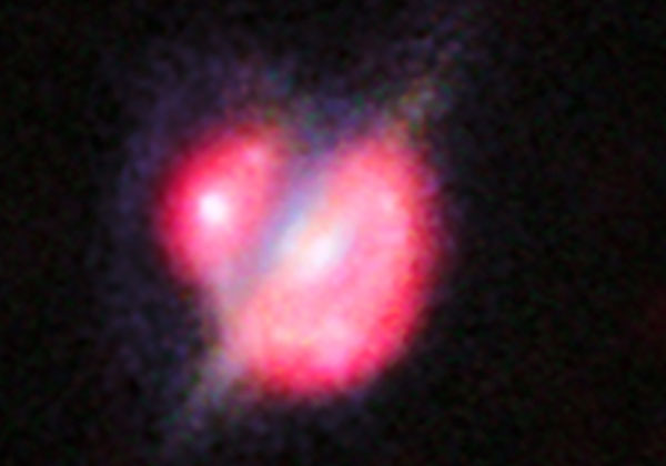 アルマ望遠鏡国際研究チーム， 重力レンズによる衝突銀河の観測に成功