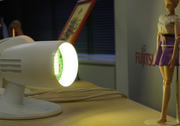 富士通，対象に情報を付与できるLED照明を開発