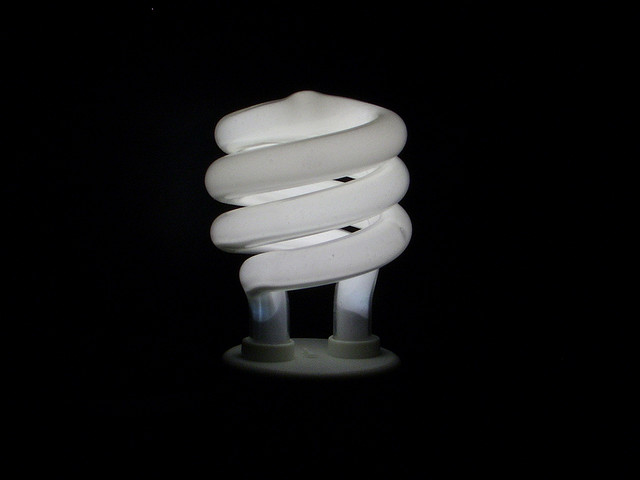 東芝ライテック，電球形蛍光ランプの生産を完了