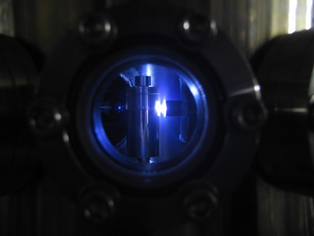 東北大ら，レーザー生成プラズマ光源の光強度増大現象を発見
