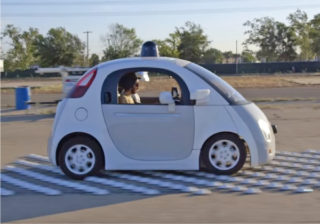 屋根のLiDARが特徴的なGoogle car（出典：YouTube1））