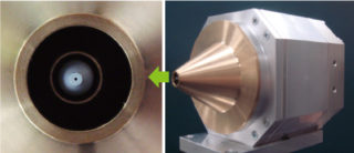 開発した加工ヘッド（左は粉末供給ノズル部の拡大写真，右が集光性を高めた特注の非球面レンズを搭載したヘッド）