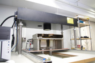 PEEKやPPSの造形実験を行なったCO2レーザー搭載の造形実験装置。この装置に隣接してファイバーレーザーの造形実験装置がある。なお，義足ソケットはアスペクト製造形装置で製作が進められている。