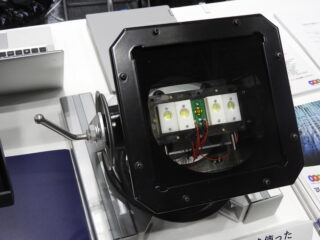 ソニーなど3機関、必要な場所のみを照らす青色VCSEL照明装置を出展【OPIE2026】