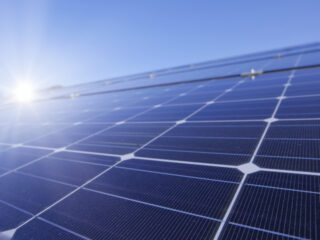 表面偏析と自己組織化を組み合わせたペロブスカイト太陽電池の自発的積層制御技術