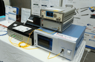 ファイバーラボ、OバンドからC・Lバンドまで対応する光源製品を紹介【光・レーザー関西2026】