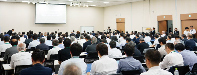 満員となった公開シンポジウムの会場。レーザーフュージョンの注目度の高さがうかがえる