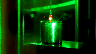 OIST、レーザーで量子スピンを制御しセンチメートル級の物体を動かすことに成功